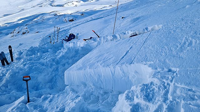 Mitarbeiter des Lawinenwarndienstes bei Schneedeckenuntersuchungen nordseitig auf 3000 Höhenmetern im Schnalstal am 7. Dezember 2022.