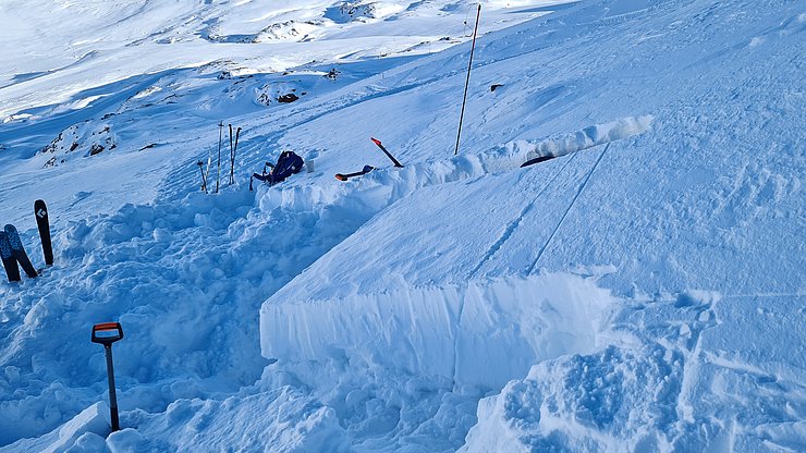 © LPA/Landesamt für Meteorologie und Lawinenwarnung So sehen Schneedeckenuntersuchungen des Lawinenwarndienstes aus