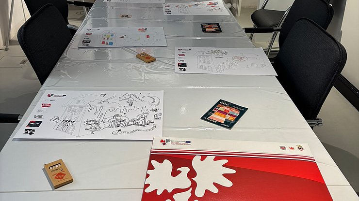 © Euregio Al primo piano della Casa della Pesa, l’Euregio ha invitato i bambini dai 6 ai 12 anni e le loro famiglie al workshop «Cosa, quando, come, chi... Waag».
