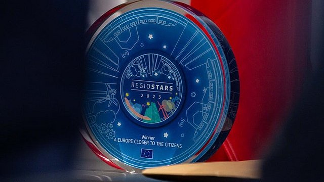 Nel 2023, l'EuregioFamilyPass è stato uno dei 30 progetti che hanno raggiunto la finale del premio RegioStars. L'EuregioFamilyPass è stato infine insignito del primo premio nella categoria Un'Europa vicina ai cittadini. 