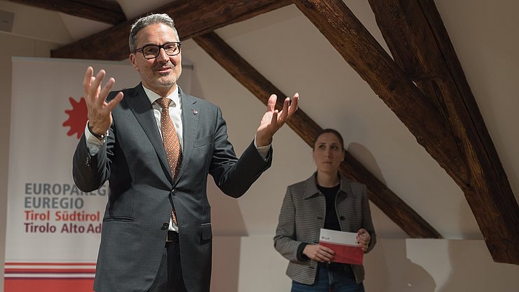 Il presidente dell'Euregio e della Provincia autonoma di Bolzano Arno Kompatscher ha reso omaggio ai fotografi: “Con scatti mozzafiato, avete ‘superato i confini’ non solo visivamente”. Sullo sfondo: la responsabile del progetto Silvia Ramoser