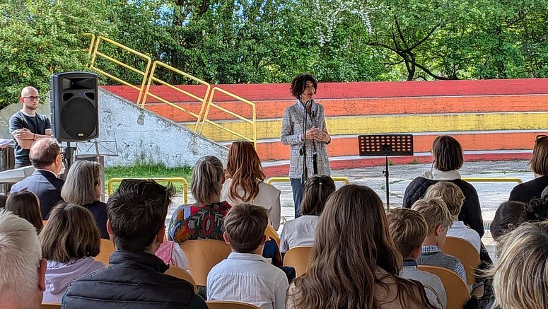 L'assessore all'istruzione della Provincia autonoma di Trento Francesca Gerosa all'IC Trento 2 per i vent'anni della scuola bilingue.