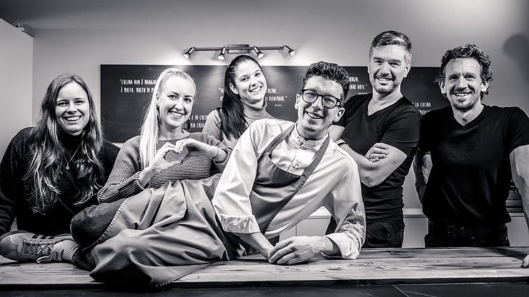 Zur ersten Folge hat sich das Euregio-Filmteam mit dem jungen Starkoch Matteo Delvai (Vordergrund) in Trient getroffen. Sie wird am 13. Februar ausgestrahlt. 