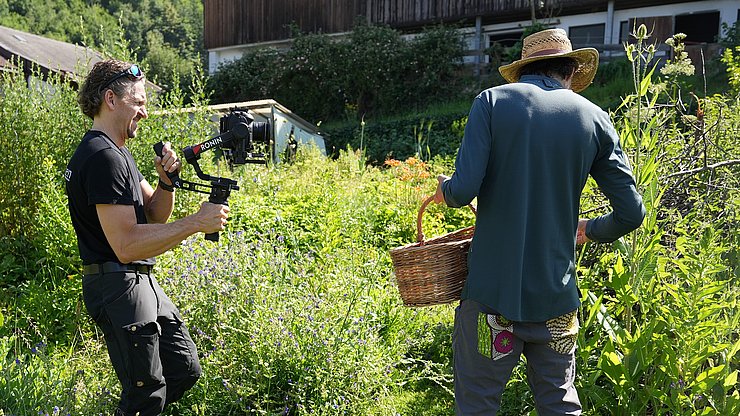 Riprese nell’orto di permacultura: a Stumm nella Zillertal Fankhauser vive e basa il suo lavoro secondo il principio „From Permaculture to Table“. 