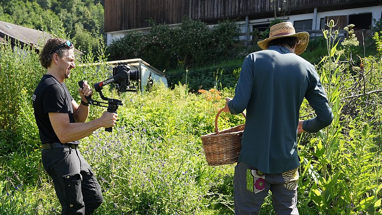 Riprese di “So isst Euregio” nel giardino in permacultura di Peter Fankhauser nella valle Zillertal. 