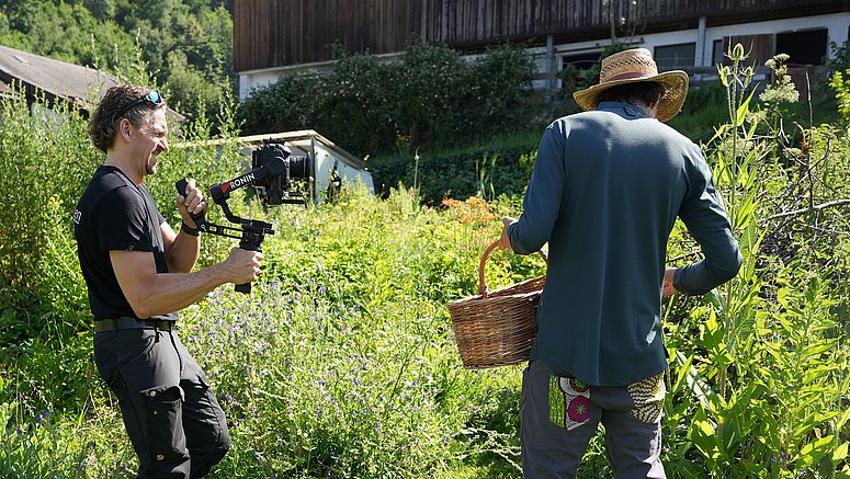 "So isst Euregio"-Dreharbeiten im Permakulturgarten von Peter Fankhauser im Zillertal.