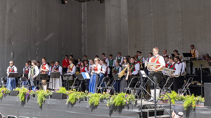 Musikerinnen und Musiker aus den drei Euregio-Ländern Tirol, Südtirol, Trentino musizieren im Euregio-Jugendblasorchester. Im Bild: Ausschnitt vom Promenadenkonzert in Innsbruck. 