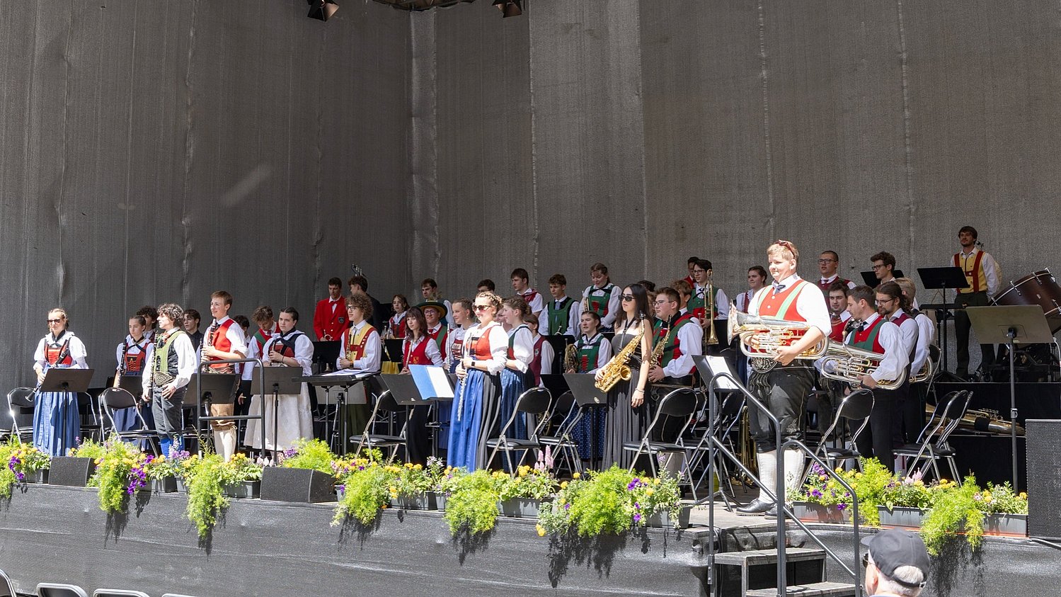 Musikerinnen und Musiker aus den drei Euregio-Ländern Tirol, Südtirol, Trentino musizieren im Euregio-Jugendblasorchester. Im Bild: Ausschnitt vom Promenadenkonzert in Innsbruck. 