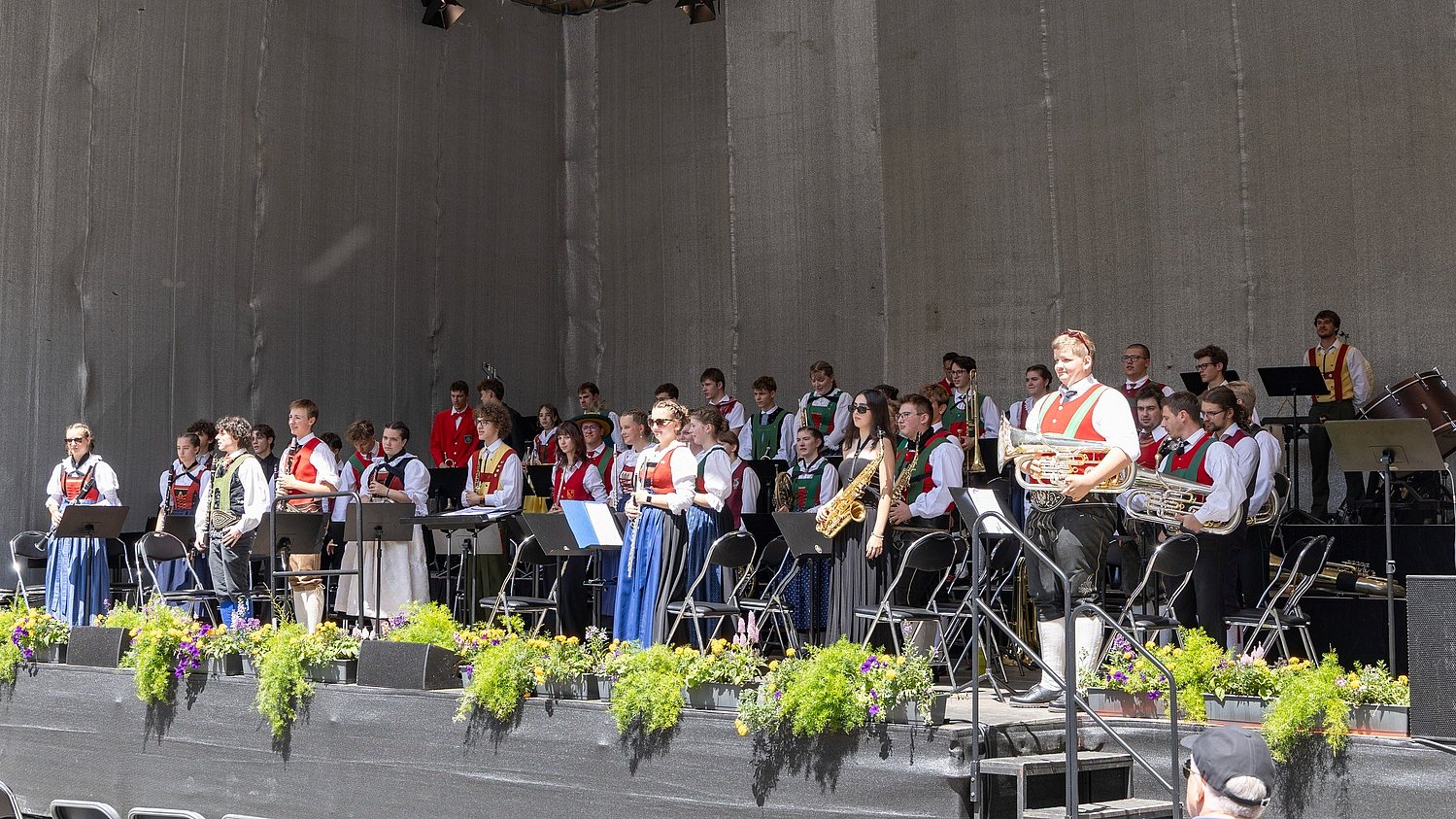© Euregio/Die Fotografen Musikerinnen und Musiker aus den drei Euregio-Ländern Tirol, Südtirol, Trentino musizieren im Euregio-Jugendblasorchester. Im Bild: Ausschnitt vom Promenadenkonzert in Innsbruck.
