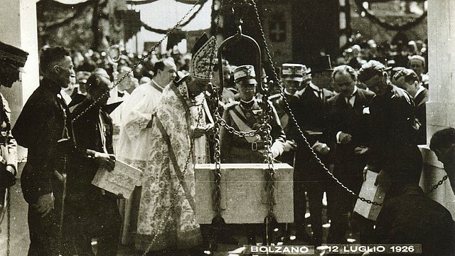 © Sergio Perdomi, Wikipedia/Public Domain La posa della prima pietra del Monumento alla Vittoria a Bolzano, a sinistra con la mitra il vescovo principe Celestino Endrici, alla sua destra il re d'Italia Vittorio Emanuele III