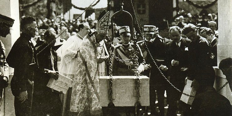 © Sergio Perdomi, Wikipedia/Public Domain Die Grundsteinlegung für den Bau des Siegesdenkmals in Bozen, links mit Mitra Fürstbischof Celestino Endrici, rechts davon der italienische König Viktor Emanuel III