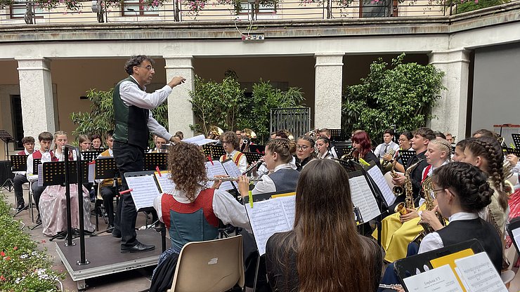 © Euregio Il direttore d'orchestra del Trentino, Franco Puliafito, si esibisce a Riva del Garda nel 2024