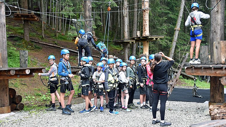 Nach Tirol im Vorjahr (im Bild mit Klettern im Hochseilgarten) ist heuer Südtirol mit der Sportoberschule in Mals Gastgeber des EuregioSportCamp für sportbegeisterte Jugendliche. 