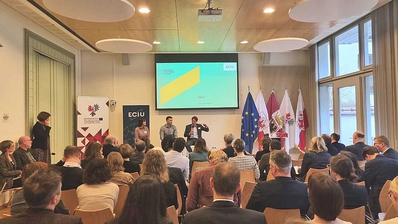 Una sala gremita assiste ad un evento istituzionale