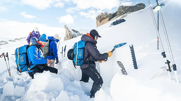Gli esperti del servizio di allerta valanghe del Land Tirolo sono ogni giorno in campo durante la stagione invernale per redigere profili della neve. 