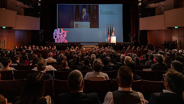 © LPA/Ivo Corrà Das Land Südtirol hat im Stadttheater von Bozen mit einem großen Festakt an einen Meilenstein in der Geschichte der Südtirol-Autonomie erinnert: die Streitbeilegung vor den Vereinten Nationen im Jahr 1992.