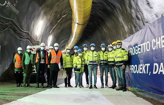 © USP Il presidente Kompatscher e l'assessore Alfreider (davanti a sx) con una parte del Team BBT all'arrivo della BTM Serena al Brennero il 24.11.2021.