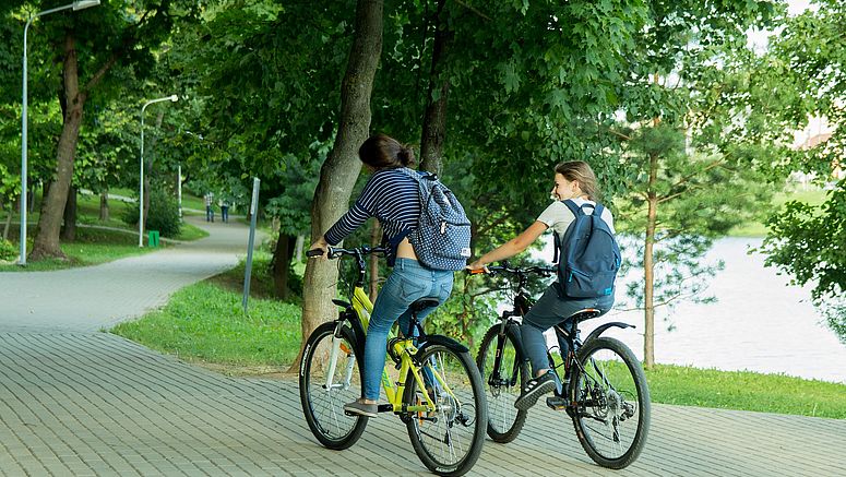 Giovani adulti in bicicletta.