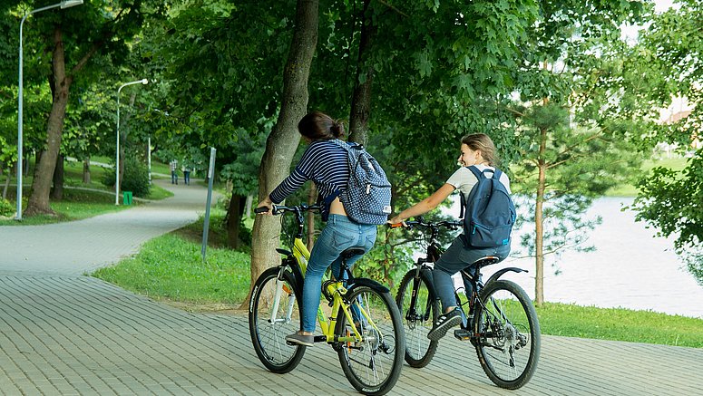 Junge Erwachsene fahren auf dem Fahrrad.