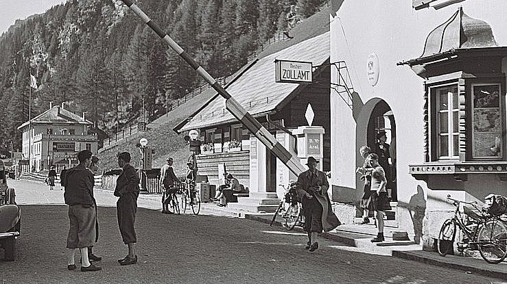 Der Grenzbalken und das Zollamt am Brenner im Jahr 1937