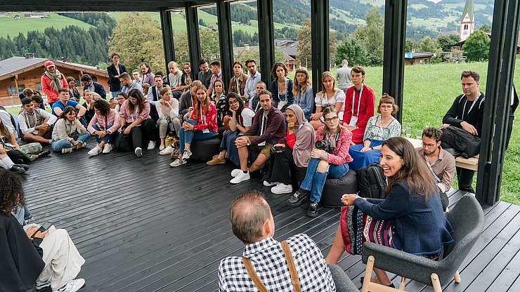 L'Accademia dell'Euregio si svolge di regola ogni due anni. Nel 2024 si è tenuto un evento di follow-up per gli ex partecipanti presso il Forum Europeo di Alpbach (foto scattata nella nuova loggia del Forum)