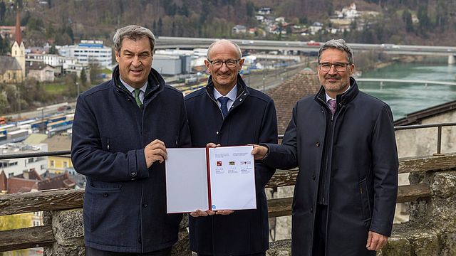 Gemeinsam mit (v. l.) Bayerns Ministerpräsident Markus Söder haben die Landeshauptleute von Tirol und Südtirol, Anton Mattle und Arno Kompatscher, heute in Kufstein eine gemeinsame Erklärung für ein digitales Verkehrsmanagementsystem am Brennerkorridor unterzeichnet. 