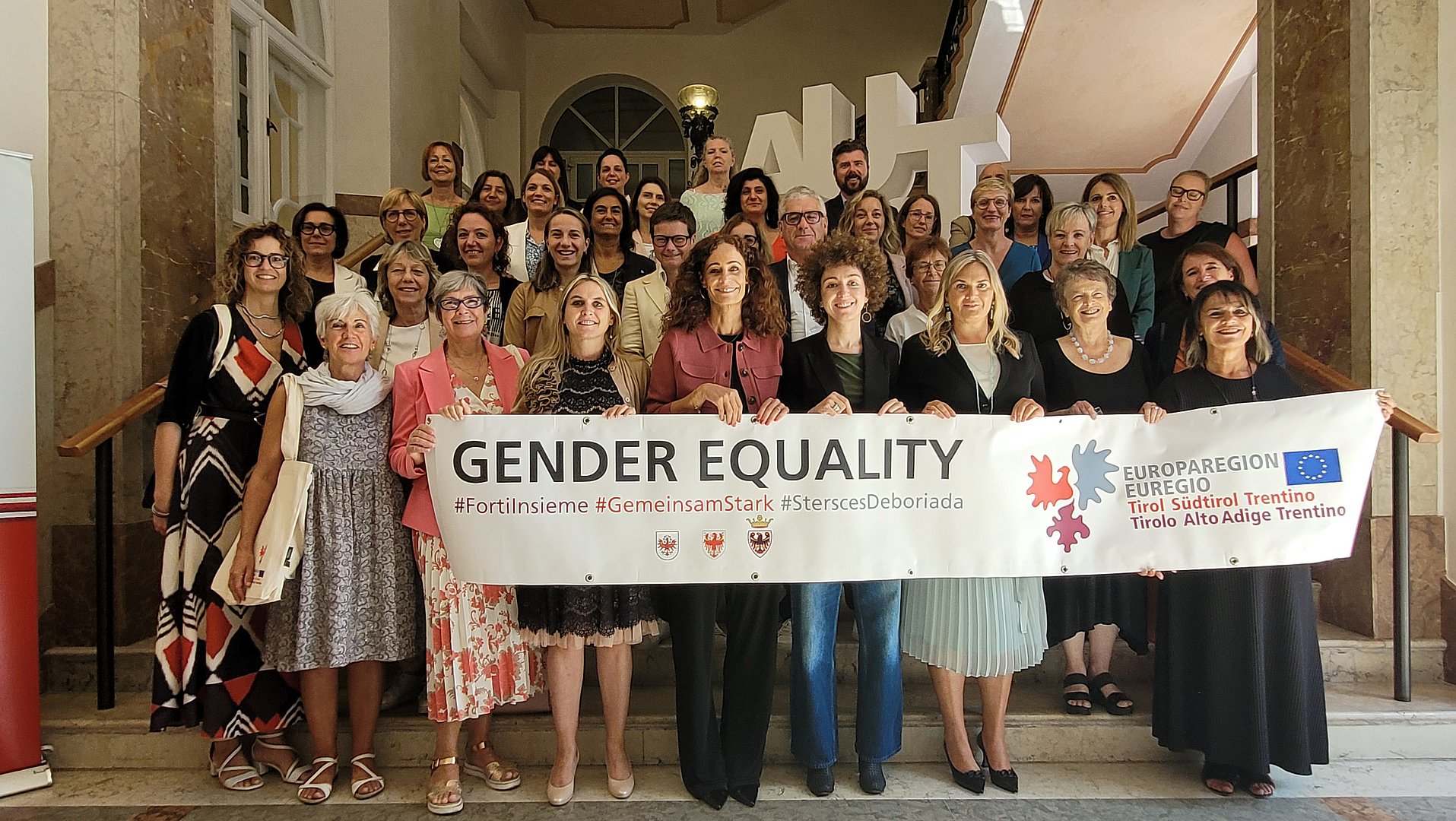 Unter dem Motto "#GemeinsamStark" herrschte bei der Euregio-Landesfrauenversammlung im Landhaus 1 in Bozen Aufbruchstimmung. 