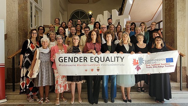 Unter dem Motto "#GemeinsamStark" herrschte bei der Euregio-Landesfrauenversammlung im Landhaus 1 in Bozen Aufbruchstimmung. 