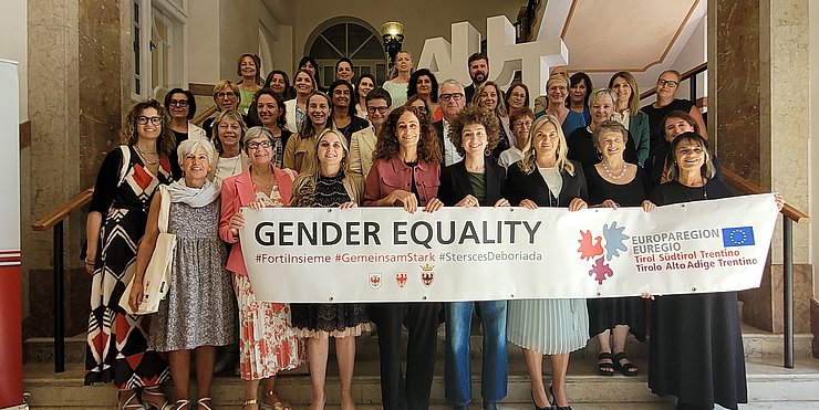 Foto di gruppo delle partecipanti all'Assemblea delle donne elette dell'Euregio