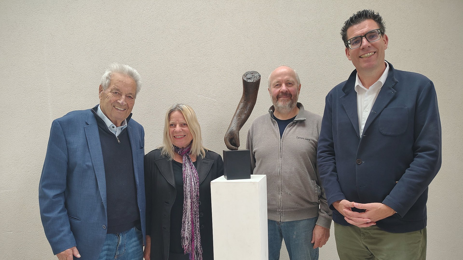 Bei der Vorstellung des Euregio-Baukulturpreises im Atelier des Gadertaler Künstlers: (von links) Alt-Landeshauptmann Wendelin Weingartner, Wittfrieda Mitterer, Lois Anvidalfarei und Matthias Fink 