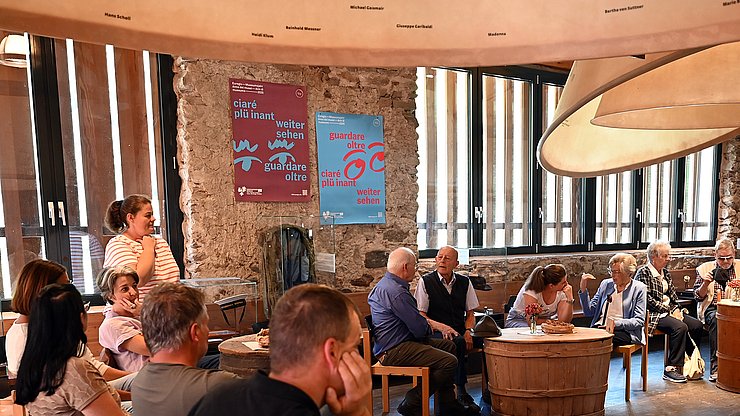 30 persone interessate si sono recate al MuseoPassiria per parlare con tre persone della Val Passiria che hanno vissuto la Seconda guerra mondiale da bambini.