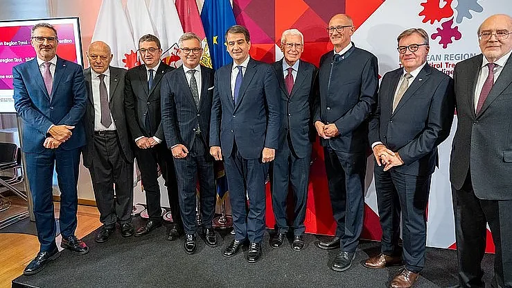 Da sinistra: il presidente della Provincia Arno Kompatscher (Alto Adige), l'ex presidente della Provincia Luis Durnwalder (Alto Adige), il presidente della Provincia Maurizio Fugatti (Trentino), il commissario europeo Magnus Brunner, il vicepresidente della Commissione Raffaele Fitto (Italia), l'ex presidente della Provincia Carlo Andreotti (Trentino), il presidente dell'Euregio Anton Mattle, l'ex presidente del Land Tirolo Günther Platter e l'ex presidente della Provincia Lorenzo Dellai (Trentino).