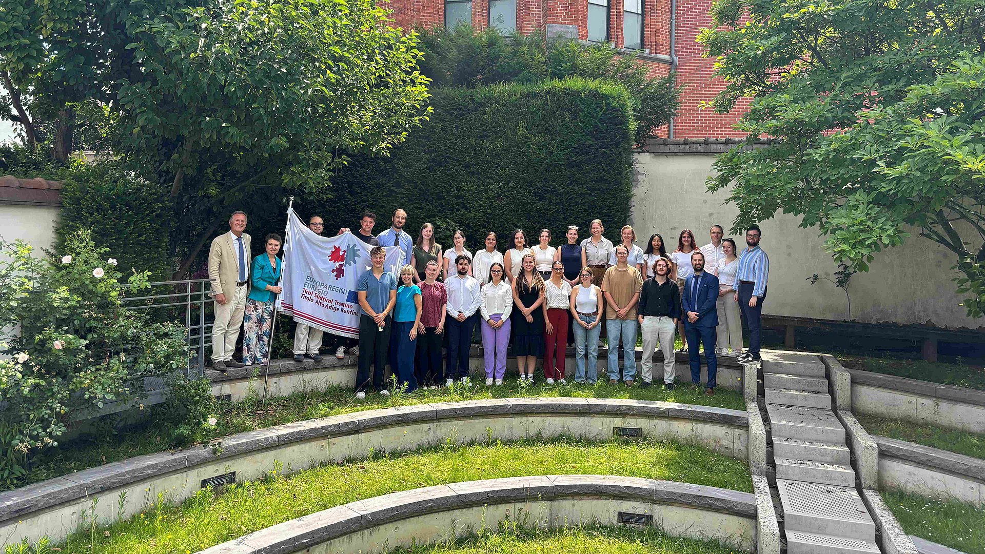 Abschlussfoto nach einer intensiven Woche der EuregioBrusselsSchool: Gruppe mit einem Teil des Betreuerteams der Euregio-Vertretung in Brüssel.