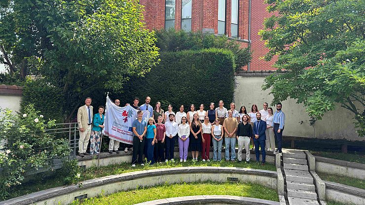 Foto al termine di un'intensa settimana alla EuregioBrusselsSchool: il gruppo con una parte del team di accompagnatori della rappresentanza dell'Euregio a Bruxelles.