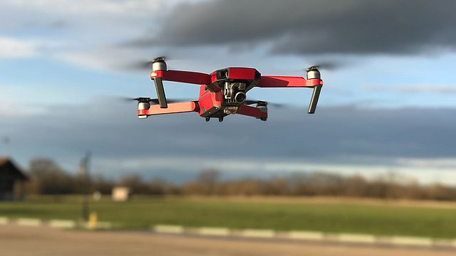 Drone sopra un campo