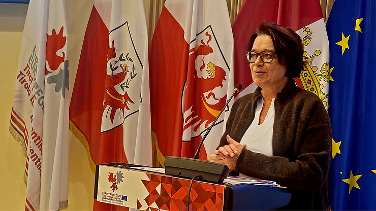 Die Tiroler Landtagspräsidentin Sonja Ledl-Rossmann durfte die Arbeit des Projekttandems "Wir sind Euregio" vorstellen.