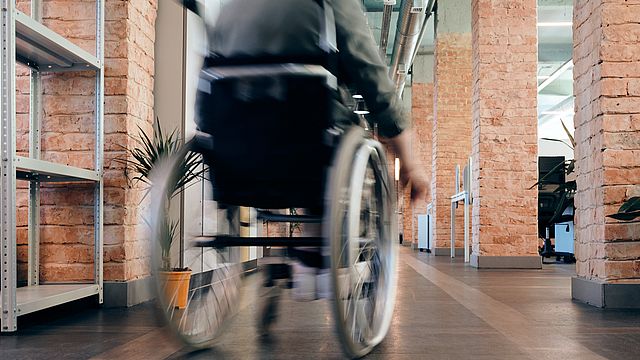 Person in einem Rollstuhl.