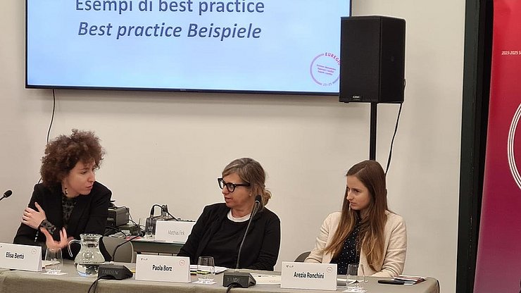 Fit4Co-Infoveranstaltung beim Euregio-Dienstag in der Casa Moggioli: (von links) Elisa Bertò, Paola Borz und Arezia Ronchini