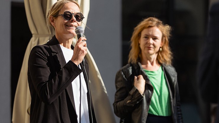 © Rosario Multari (da sinistra) Judith Notdurfter, rappresentante dell’Alto Adige presso il Segretariato generale dell’Euregio, dà il benvenuto ai presenti insieme a Katharina Kolakowski dell’associazione culturale Weigh Station