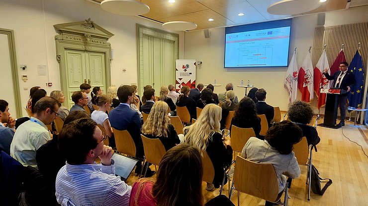 Euregio-Generalsekretär und Fit4Co CBO-Projektleiter Matthias Fink stellt den Fit4Co-Ansatz vor