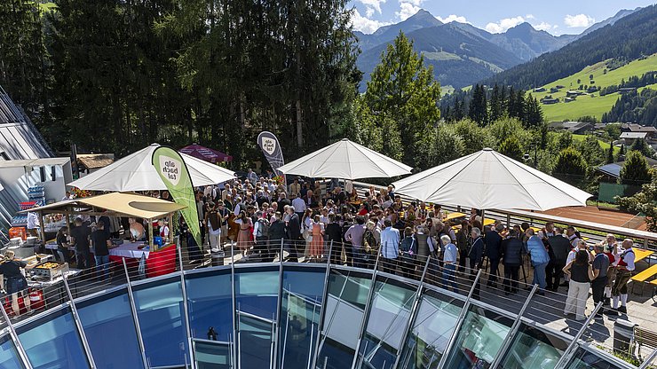 © Land Tirol/Sedlak Erstmals wurde heuer das "Alpbach Welcome – College-Festl" veranstaltet. Vereine aus Alpbach luden in Dorfläden vor und im Congress Centrum zum Austausch und zu Köstlichkeiten aus der Region ein.