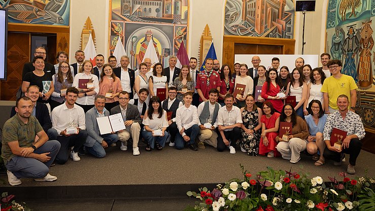 Gruppenfoto mit allen Geehrten und Ehrengästen: Zwanzig Menschen und fünf Projekte erhielten heute von den Ländern Tirol, Südtirol und Trentino die Auszeichnung „Glanzleistung - das junge Ehrenamt 2025"