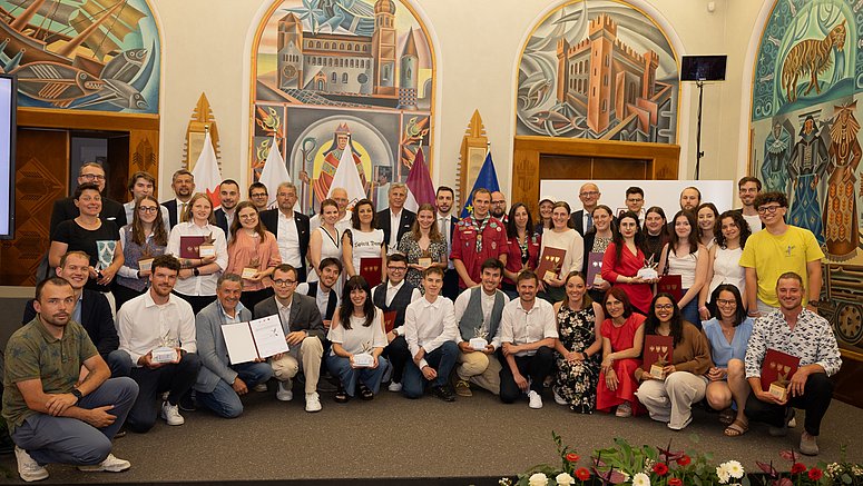 I giovani e i gruppi che hanno ottenuto il riconoscimento "Glanzleistung - Prestazione di eccellenza" 2025