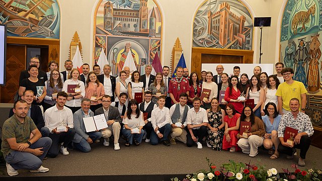 Gruppenfoto mit allen Geehrten und Ehrengästen: Zwanzig Menschen und fünf Projekte erhielten heute von den Ländern Tirol, Südtirol und Trentino die Auszeichnung „Glanzleistung - das junge Ehrenamt 2025"