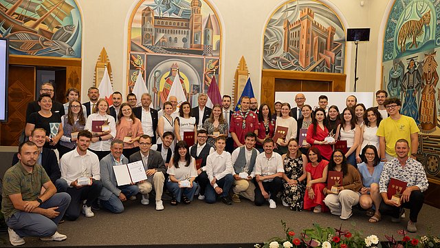 I giovani e i gruppi che hanno ottenuto il riconoscimento "Glanzleistung - Prestazione di eccellenza" 2025