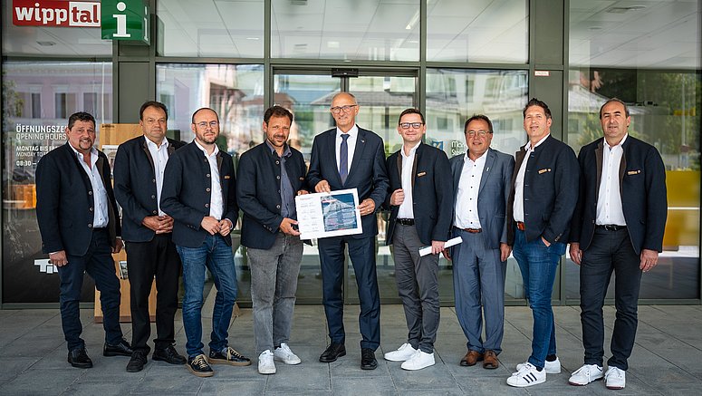 (v.li.): Vizebürgermeister Hugo Vötter (Navis), Bürgermeister Vinzenz Eller (Schmirn), Bürgermeister Patrick Geir (Matrei am Brenner), Bürgermeister Florian Riedl (Steinach am Brenner), LH Anton Mattle, Bürgermeister Karl Mühlsteiger (Gries am Brenner), Bürgermeister Peter Volgger (Sterzing), Bürgermeister Mario Nocker (Trins) und Bürgermeister Andreas Pranger (Gschnitz).