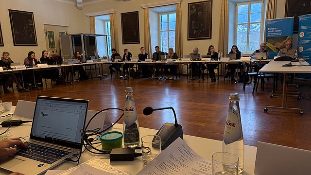 Il Comitato direttivo del programma UE Interreg VI-A Italia-Austria ha recentemente approvato, presso l'abbazia di Novacella, i 26 progetti del terzo bando di questo periodo di programmazione. Ciò significa che i fondi dell'attuale periodo di programmazione 2021-2027 sono stati esauriti.