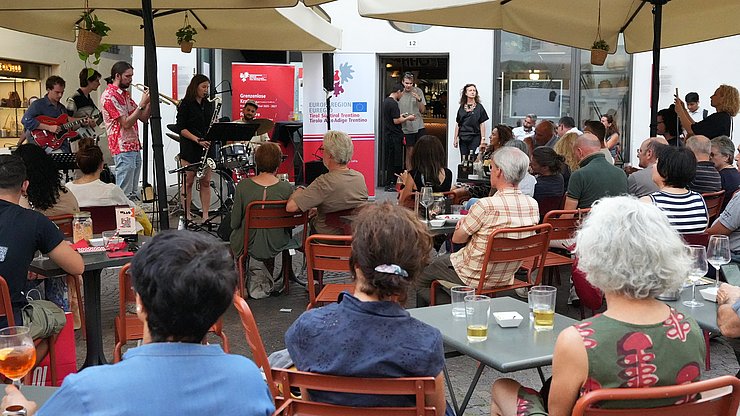 © Euregio/Armin Gluderer Im Rahmen der Euregio-Kulturdonnerstage fand gestern abend ein "grenzenloses" Jazzkonzert vor dem Waaghaus am Kornplatz in Bozen statt