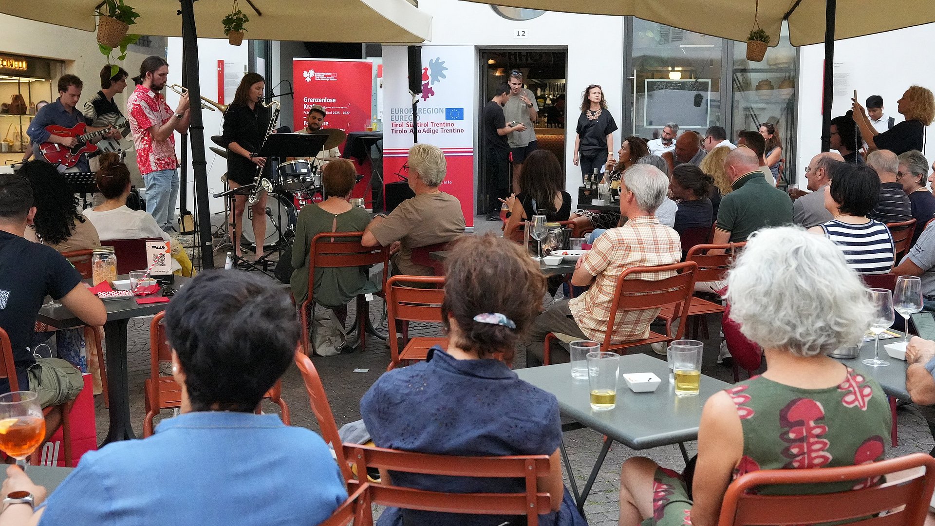 © Euregio/Armin Gluderer Im Rahmen der Euregio-Kulturdonnerstage fand gestern abend ein "grenzenloses" Jazzkonzert vor dem Waaghaus am Kornplatz in Bozen statt