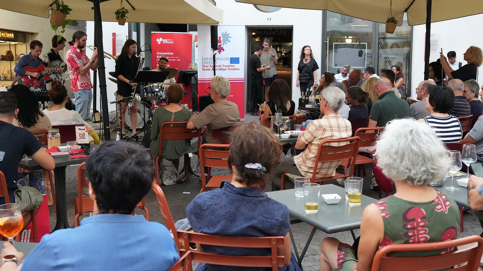 © Euregio/Armin Gluderer Nell’ambito dei Giovedì culturali dell'Euregio, ieri sera si è tenuto un concerto jazz “senza confini” davanti alla Casa della Pesa in Piazza del Grano a Bolzano